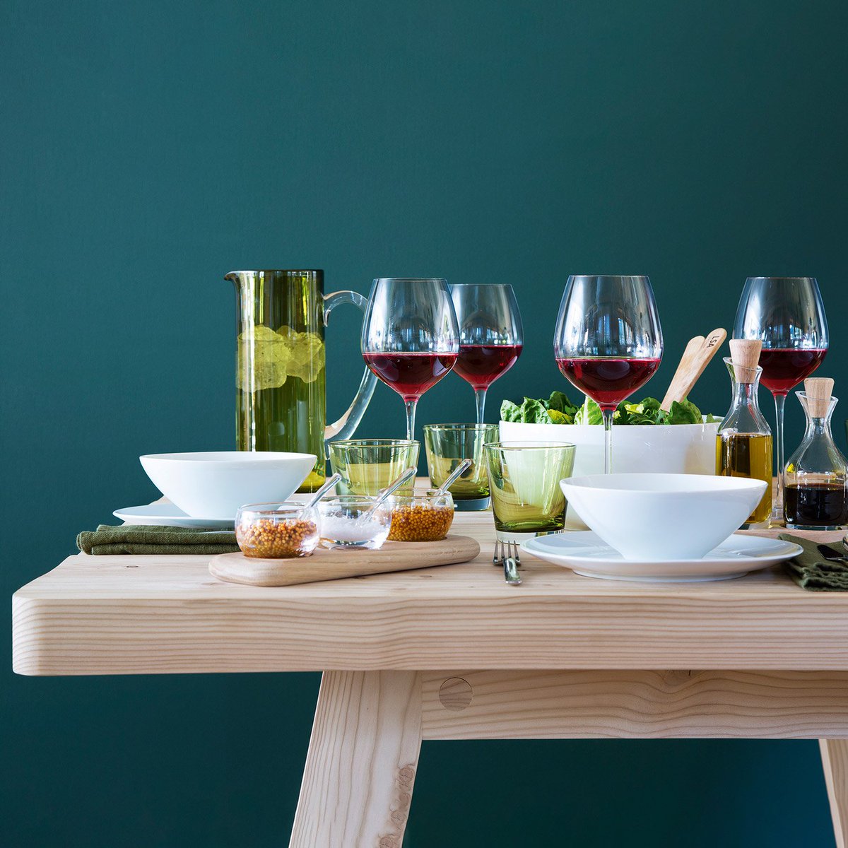 Whether dressed up with glitzy metallics, layered with natural linens or combined with colourful accents, white porcelain tableware is the foundation of any table. Find all your essentials in our Dine collection.
📷 @luxstudiolondon
#LSAdine #LSAinternational #whiteporcelain