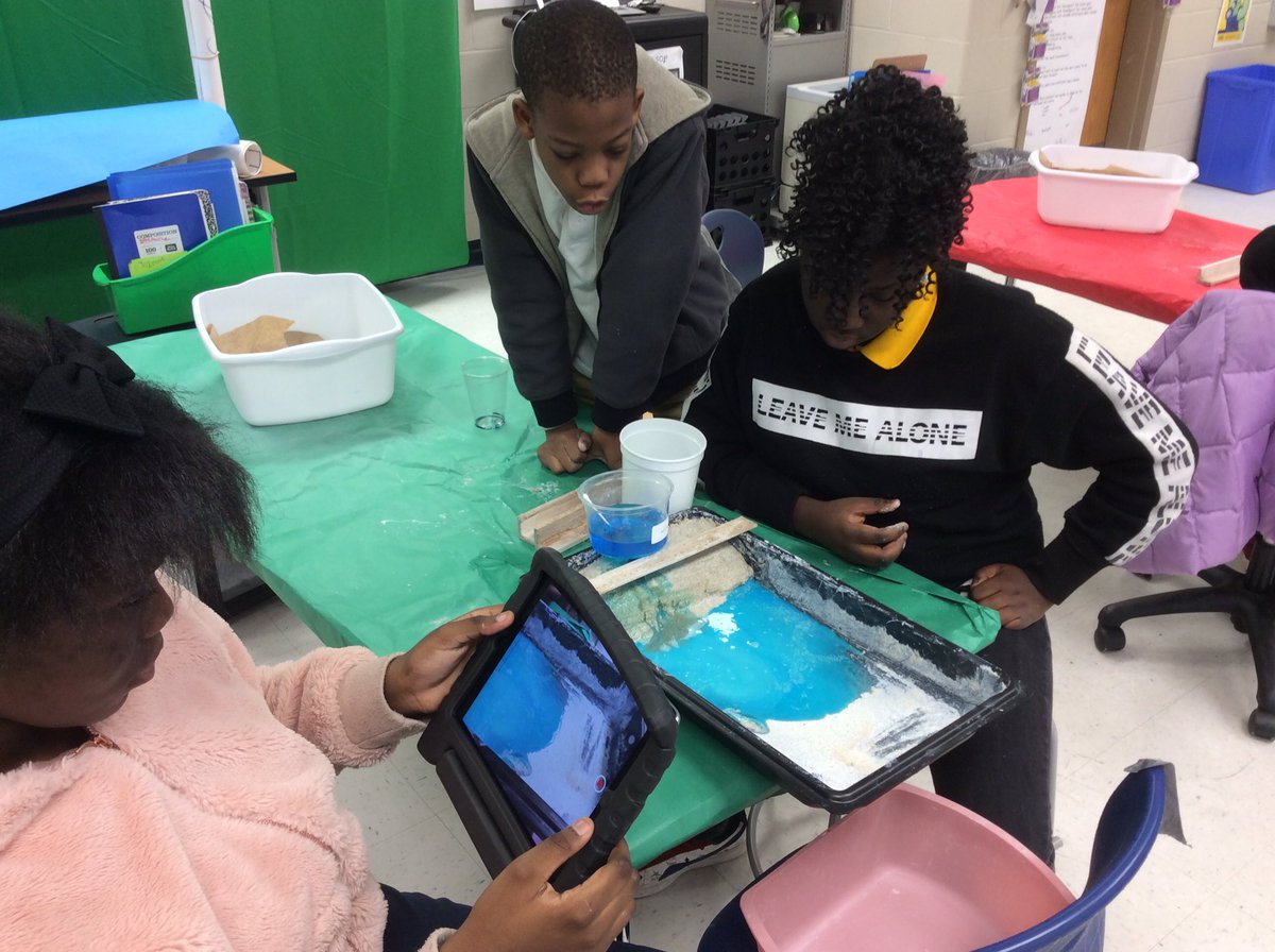 MsBlake5th's tweet image. Today we focus on deposition. The blue food coloring helps us see where the sand and clay are being deposited. #sandboxfun @E_B_Ellington