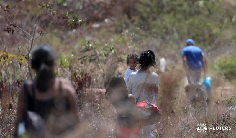 ReutersVzla's tweet image. Venezuelans trying to cross from #Venezuela to #Brazil on the border in #Pacaraima, #Brazil.  Photos: @RicardoMoraesRM