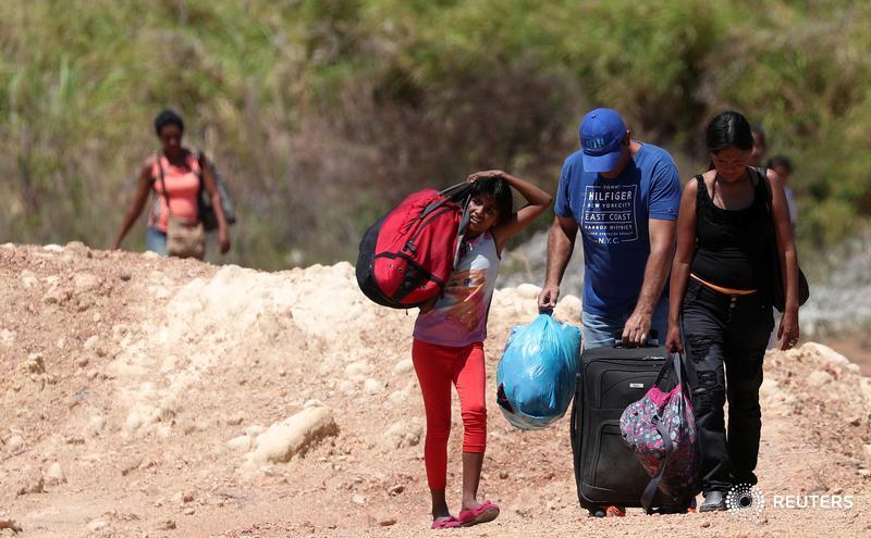 ReutersVzla's tweet image. Venezuelans trying to cross from #Venezuela to #Brazil on the border in #Pacaraima, #Brazil.  Photos: @RicardoMoraesRM