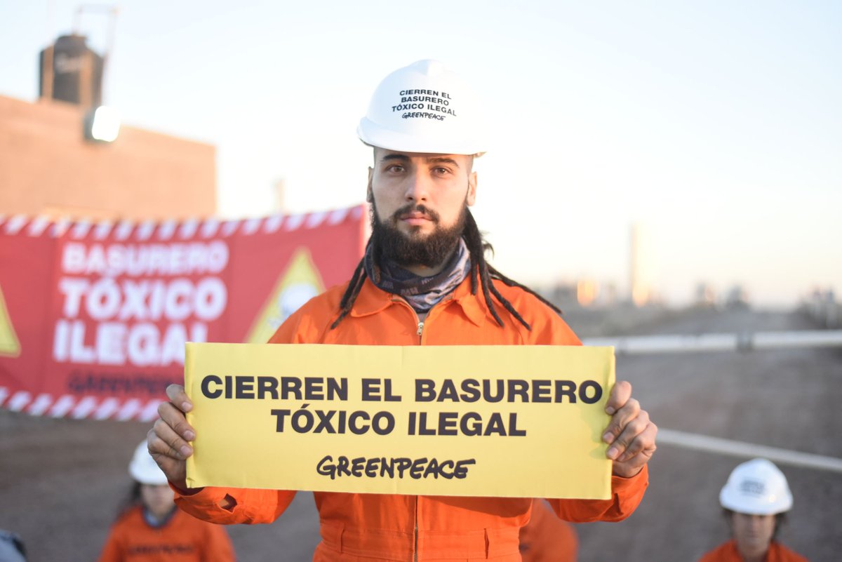 GreenpeaceArg's tweet photo. ¡No podemos hacerlo sin tu ayuda! Pedile a @Shell que deje de contaminar. Firmá la petición en: https://t.co/R7qiFbtFjX #ShellContaminaLaPatagonia https://t.co/Kg5vZ46BOC