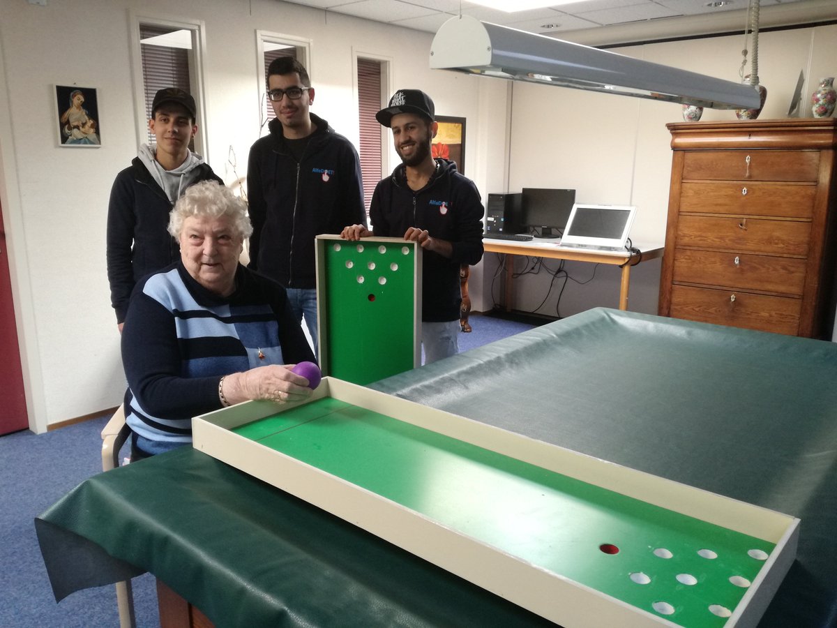 Studenten van Alfa-college Hoogeveen opleiding Dienstverlening hebben  Balletje Balletje bakken afgeleverd bij Weidesteyn Wonen, Olden Kinholt  en NNCZ Beatrix. Weer een mooie match waarmee heel veel mensen blij zijn  gemaakt!