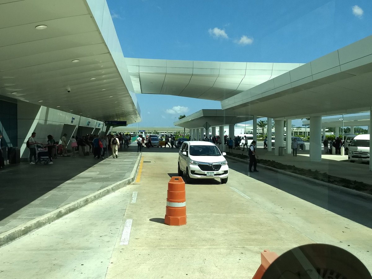 edwinalcalde's tweet photo. Mientras tanto en la vialidad de la  Terminal 4 en el Aeropuerto de Cancún @PoliciaFedMx @retioQROO @CrissyGarzaO y la Policía Federal. Bien gracias. @Jackskinripper @ojosciudadanos3 https://t.co/GCSX0WVBWv
