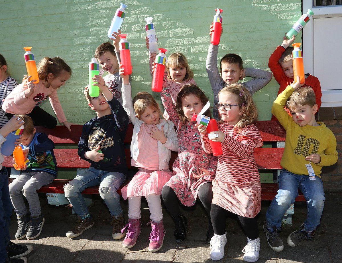 GemGulpenWittem's tweet photo. Leerlingen van de basisscholen in Mechelen en Eys deden mee aan de 7 dagen waterchallenge van @JOGGNL in samenwerking met de Rabobank. Zij mochten hun eigen Dopper ontwerpen, het winnende ontwerp is in productie gegaan. Dit zijn de winnaars.. 💦🏸🍏 https://t.co/9SAK2Hd6Rx https://t.co/9LnmC18sqf