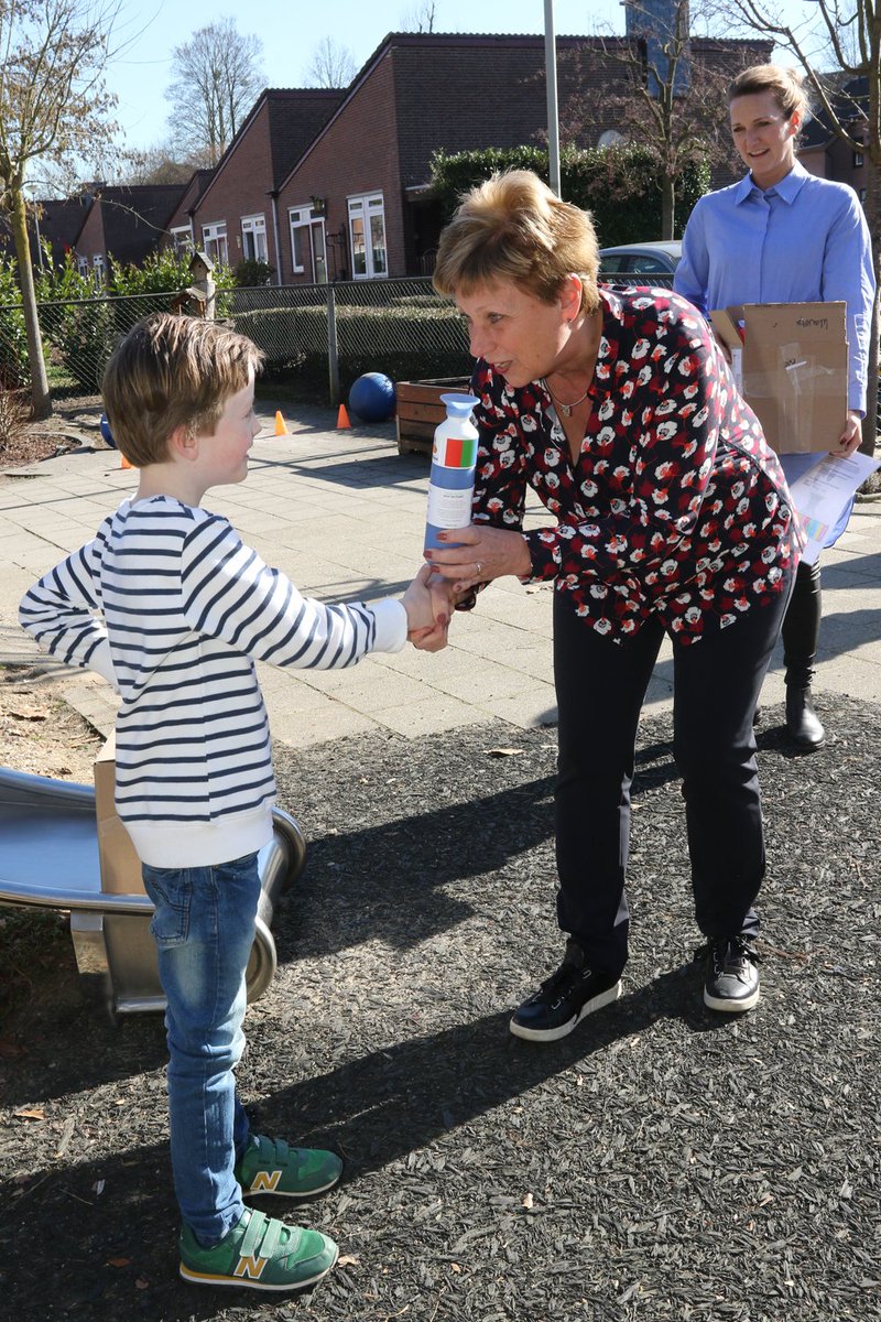 GemGulpenWittem's tweet photo. Leerlingen van de basisscholen in Mechelen en Eys deden mee aan de 7 dagen waterchallenge van @JOGGNL in samenwerking met de Rabobank. Zij mochten hun eigen Dopper ontwerpen, het winnende ontwerp is in productie gegaan. Dit zijn de winnaars.. 💦🏸🍏 https://t.co/9SAK2Hd6Rx https://t.co/9LnmC18sqf