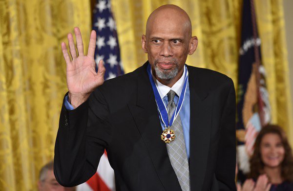 StorieASpicchi's tweet photo. Kareem Abdul Jabbar ha deciso di mettere all’asta 4 dei suoi 5 anelli per beneficienza per aiutare ragazzi in difficoltà.

“Quando bisogna scegliere fra conservare un anello in stanza o usarlo per dare a qualcuno l'opportunità di cambiare la propria vita, la scelta è semplice” https://t.co/tfDbo2IVep