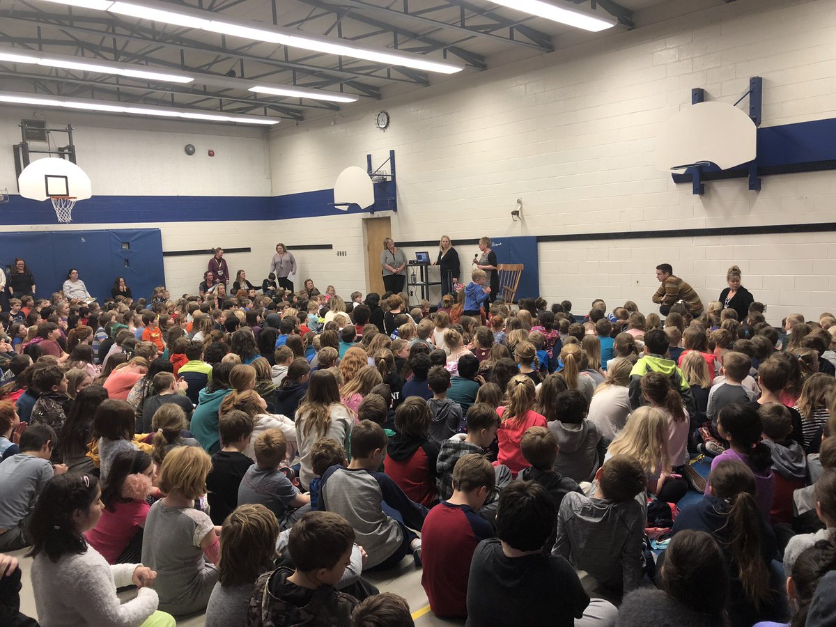 amandaamada11's tweet photo. Today we bid farewell to our amazing VP Cheryl Medhurst! An amazing assembly was had to celebrate her and her success! @LeslieFrostPS #goldyears #retirement #celebration https://t.co/JyTJi2WTcx