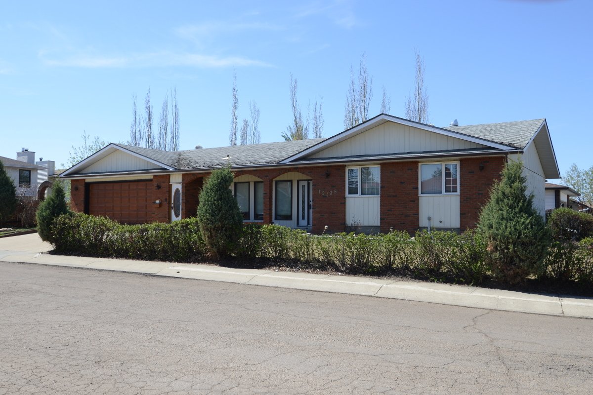 Check out this awesome home! Situated on a corner lot, this bungalow with approximately 2400 square feet is fully finished with 3 full bedrooms up, 3 large rooms down, 3+1 bathrooms, main-floor family room, formal dining, sunken .. kevin-grenier.cb1.so/r80eyv