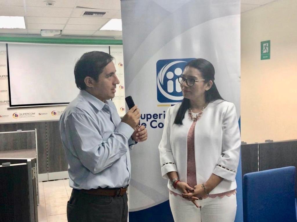 SupercomZona4's tweet photo. #SupercomRendiciónDeCuentas 
@RadioVozdelSur dialoga con la Intendenta @ferhifra sobre los cinco años de trabajo que ha realizado al frente de la #SupercomZona4 https://t.co/MWLKf8aeiN