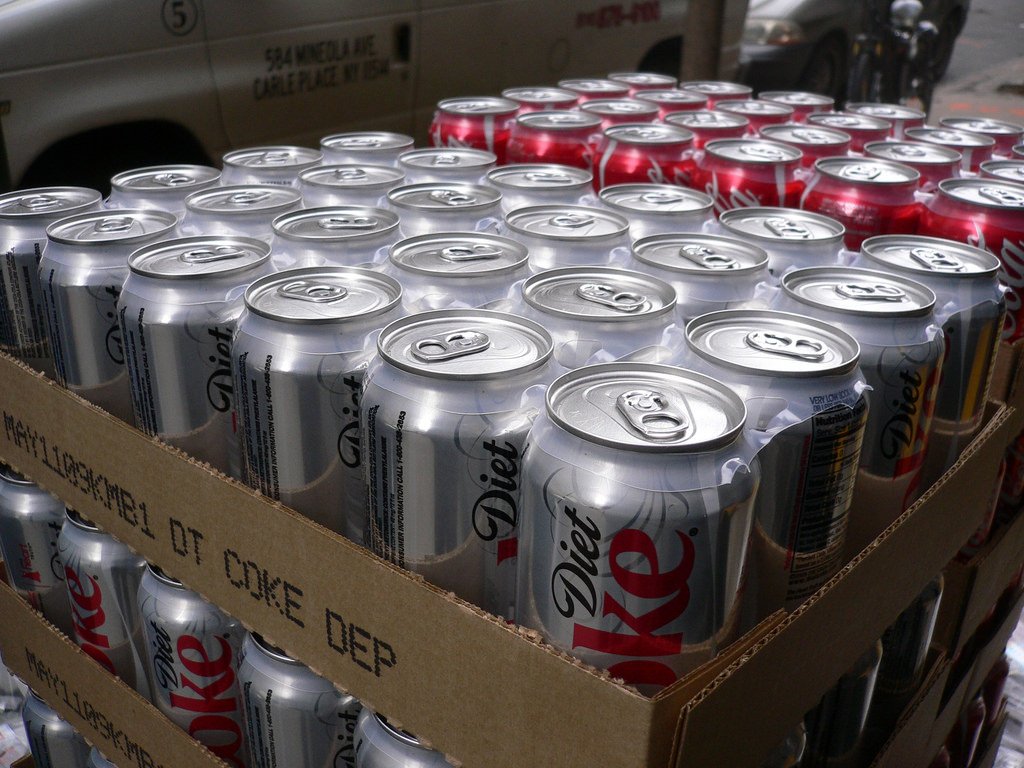 LoriShemek's tweet photo. Drinking diet soda is not a healthy choice for many reasons. Now, new research shows a strong association with a higher risk of stroke, heart disease, and early death for post-menopausal women. It's not so much about the calories - it's the quality of the food that matters most. https://t.co/Fm2Acg01S6