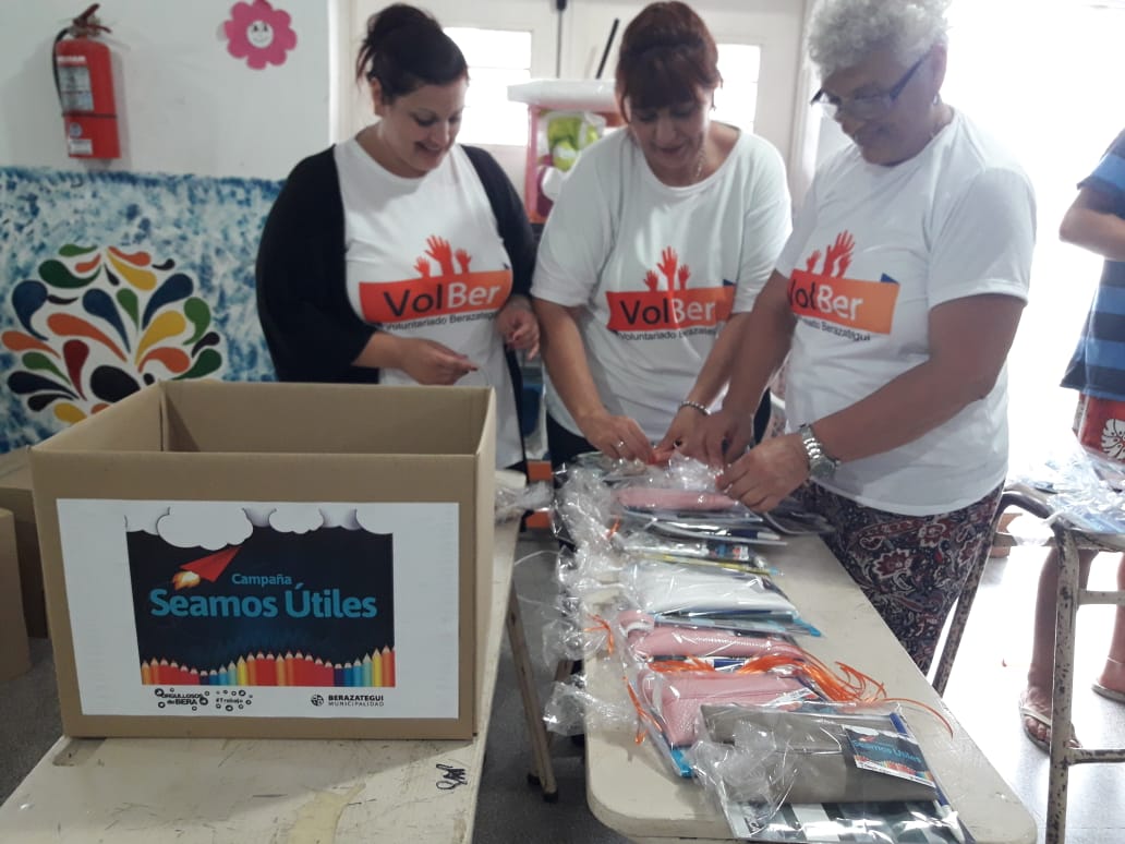 SecTrabajoBegui's tweet photo. junto a los voluntarios de #VolBer, emprendedores y chicos de la Fundación "Sendero de vida" se armaron los kits con útiles escolares donados por vecinos y se confeccionaron cartucheras con retazos donados por la empresa #L&H. Serán donados a distintos barrios de #Bera. https://t.co/2LyfQ4Vj57