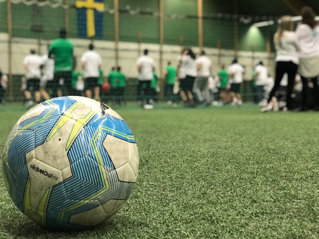 Camillabark's tweet photo. Idag har Sanna och Kristian, två av Malmö stads fantastiska grundskollärare, inspirerat unga att söka sig till läraryrket och till Malmö stad som arbetsgivare! I MFFs regi har de spelat fotboll, lunchat och berättat om varför de valde att bli just lärare. Härlig energi! 👌🤩 https://t.co/K0nLqjaj5J