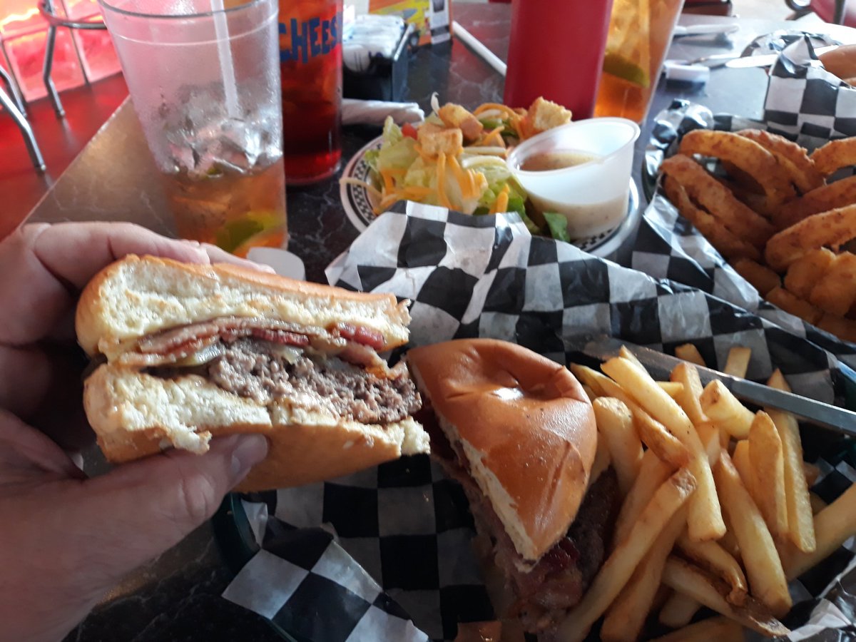 artgarcia_pmp's tweet photo. Jumped into #SABurgerWeek benefitting @safoodbank at @cheesyjanes with their $5 #BurgerDeal, the #ComalBurger with #bacon & #cheese. It's the π£! I know, I know, it's not #keto but I did eat #sidesalad, half my #burger & only 1 #frenchfry #onionring & #tatertot (okay 2 tots). https://t.co/vJ68wQgjHv