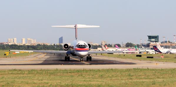 BLQairport's tweet photo. Buona serata dall’Aeroporto di #Bologna! La foto è di @FedericoEdicola #avgeek #aviation #overwiew picture https://t.co/7yQWAHGE3o
