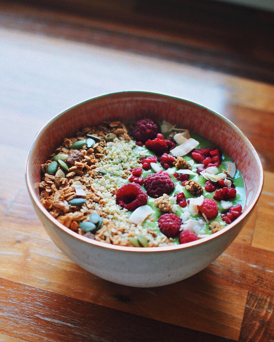 clairewalker_x's tweet photo. Green smoothie bowl 🌿🌞 banana, pineapple, spinach, almond milk, maca powder &amp; flax seed 🍌🍍 w/ lots of yummy toppings 🦋 #vegan #ukvegans https://t.co/xcSC8wYw2P