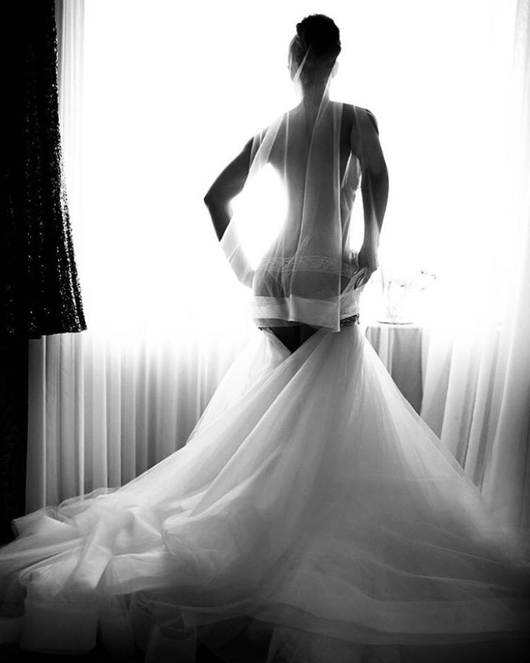 HolyMolyMatrimo's tweet photo. Cheeky. Love love love this shot from @justmarriedphotography on Instagram. Frankie xx https://t.co/bBnr21F0ya