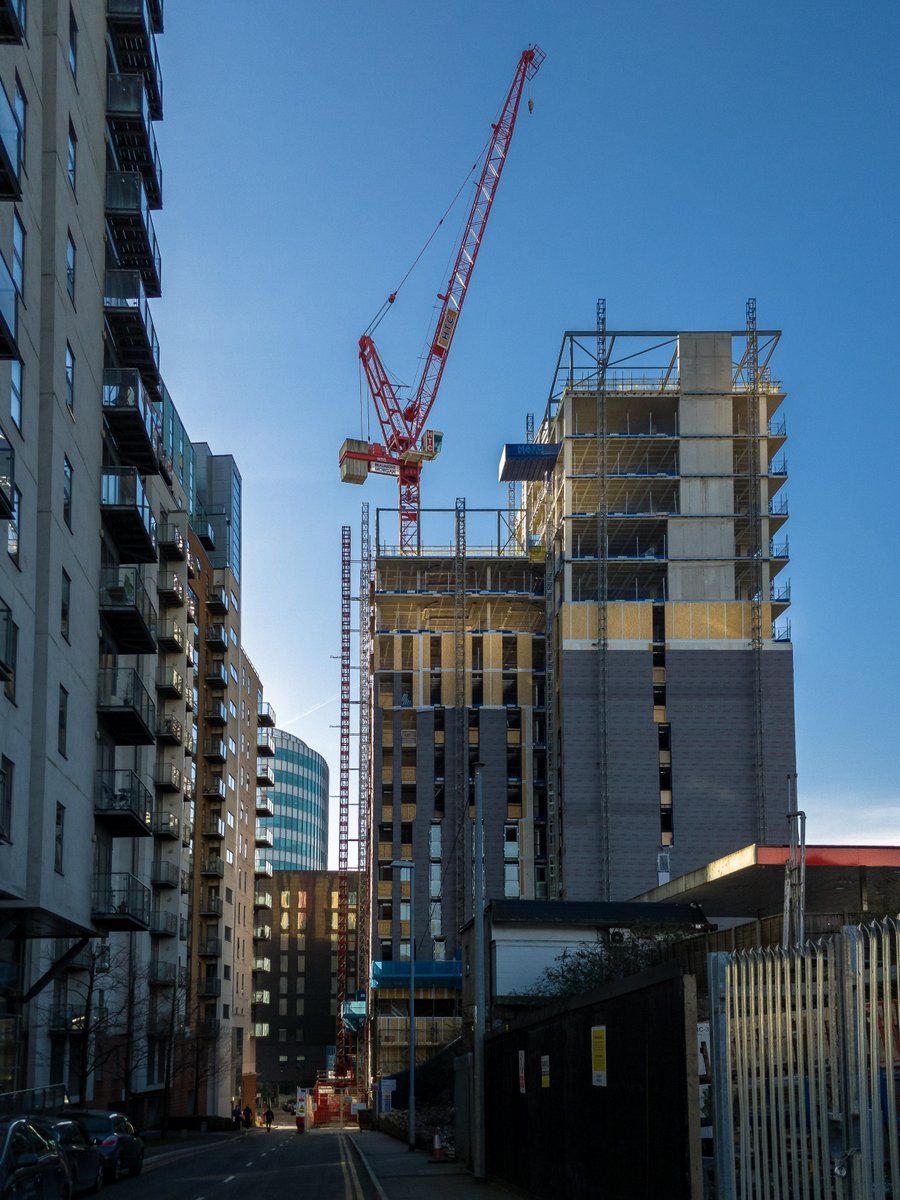 WeCCUK's tweet image. The Hallmark, a 15 storey #newbuild of 145 #apartments in #Manchester, under #construction in the #greenquarter. Looking good. (via @MattDalrymple2) More projects: buff.ly/2ElHNse 
@DelphProperty @BMD_LTD @bowmanrileyarch @Forty8devts 
 #property #architecture # #cladding