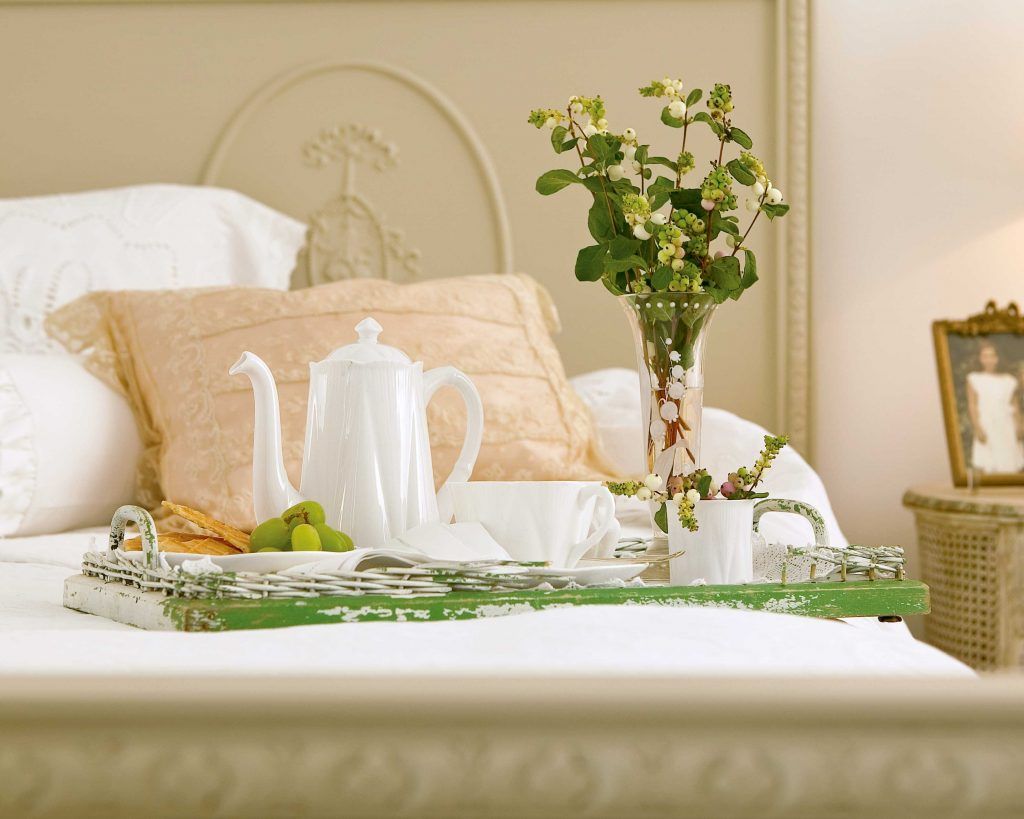 RibbonInJournal's tweet photo. It is often the simplest of gestures that let people know you care. Hospitality trays might sound elevated and fancy, but the truth is, they could not be any easier to put together! Read here for inspiration: https://t.co/fNpZslmCv3 https://t.co/6EhAxkVBNW
