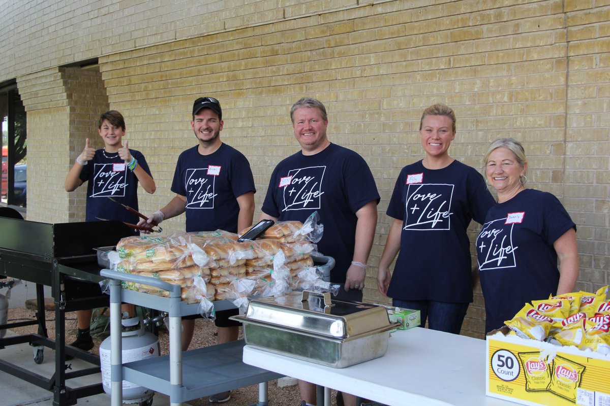GraceBridgeFB's tweet photo. Shoutout to our #Heartland partners! It's amazing how much can be accomplished when we come together for a common goal! #HopeServedHere #GraceBridge #Volunteer https://t.co/pbww78qXk1