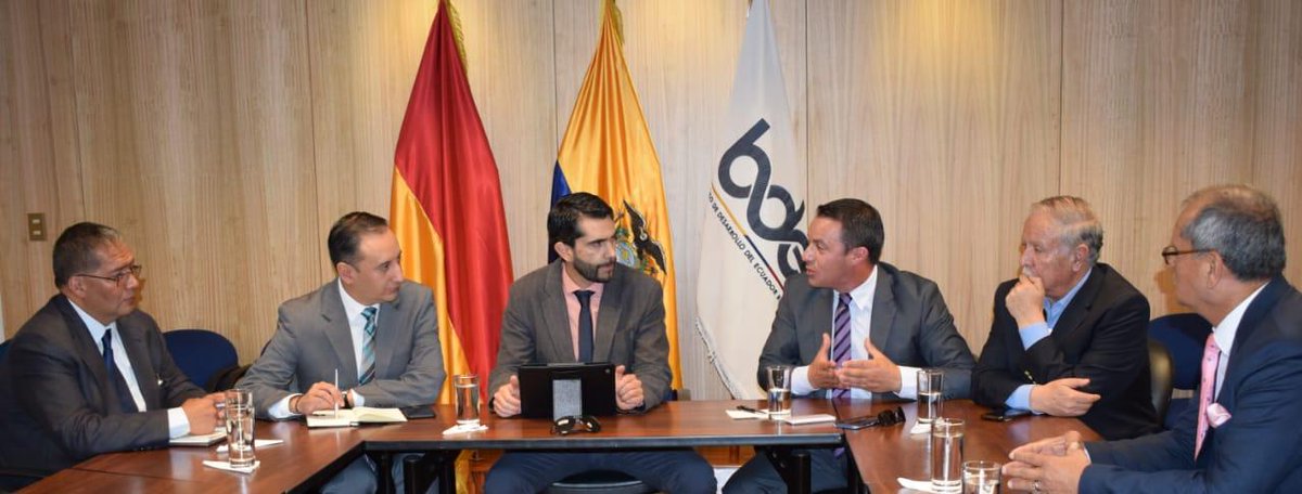 AMEcuador's tweet photo. #Cuenca | Se desarrolla reunión de @CarlosJulio_JV, Gerente de @BDEcuadorBP con alcaldes Darío Tito (Déleg), Rafael Ruiz @gadsantiago y  @rogelioreyes01 del @GADPucara, se aborda temas del proyecto emblemático del Gobierno Central "Agua Segura y Saneamiento para Todos". https://t.co/myHPV309nR