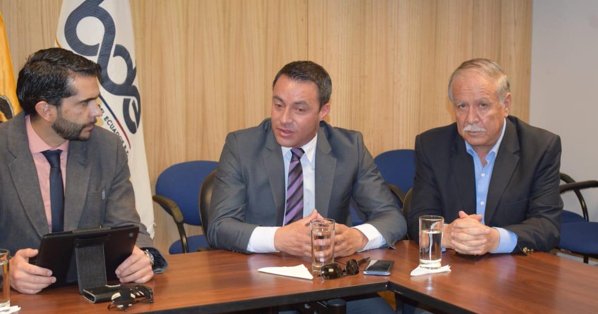 AMEcuador's tweet photo. #Cuenca | Se desarrolla reunión de @CarlosJulio_JV, Gerente de @BDEcuadorBP con alcaldes Darío Tito (Déleg), Rafael Ruiz @gadsantiago y  @rogelioreyes01 del @GADPucara, se aborda temas del proyecto emblemático del Gobierno Central "Agua Segura y Saneamiento para Todos". https://t.co/myHPV309nR
