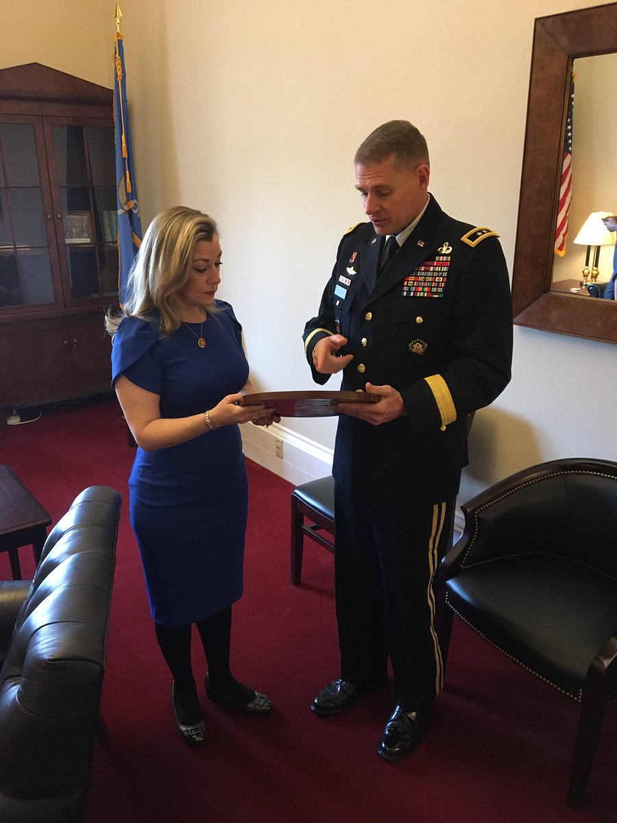 6_fires's tweet photo. Had the privilege of delivering the Army Seal to newly elected Congresswoman Horn from Oklahoma’s 5th district! Looking forward to a long-standing partnership between the Army and state Oklahoma. @OfficialFtSill #oklahoma #fs150 #Congress #cannon https://t.co/DrWQ3E04zw