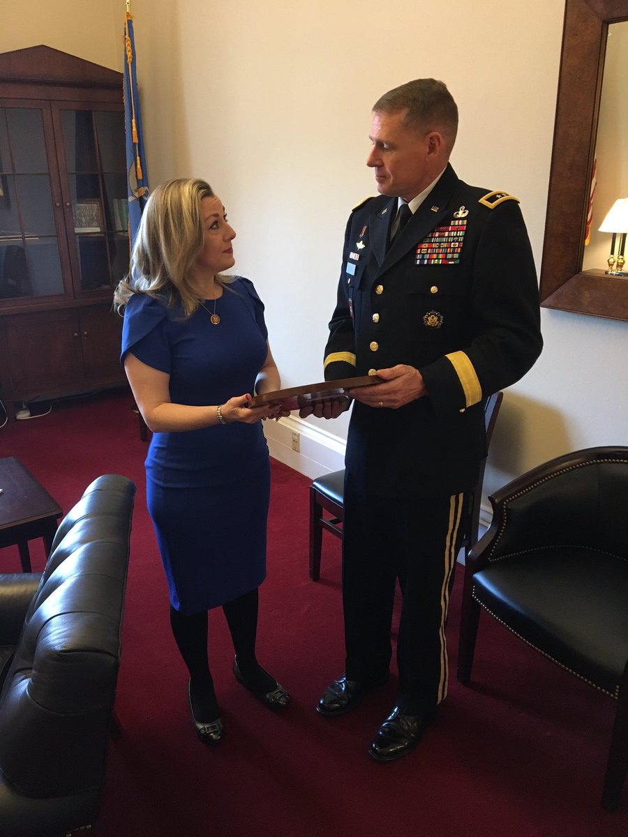 6_fires's tweet photo. Had the privilege of delivering the Army Seal to newly elected Congresswoman Horn from Oklahoma’s 5th district! Looking forward to a long-standing partnership between the Army and state Oklahoma. @OfficialFtSill #oklahoma #fs150 #Congress #cannon https://t.co/DrWQ3E04zw