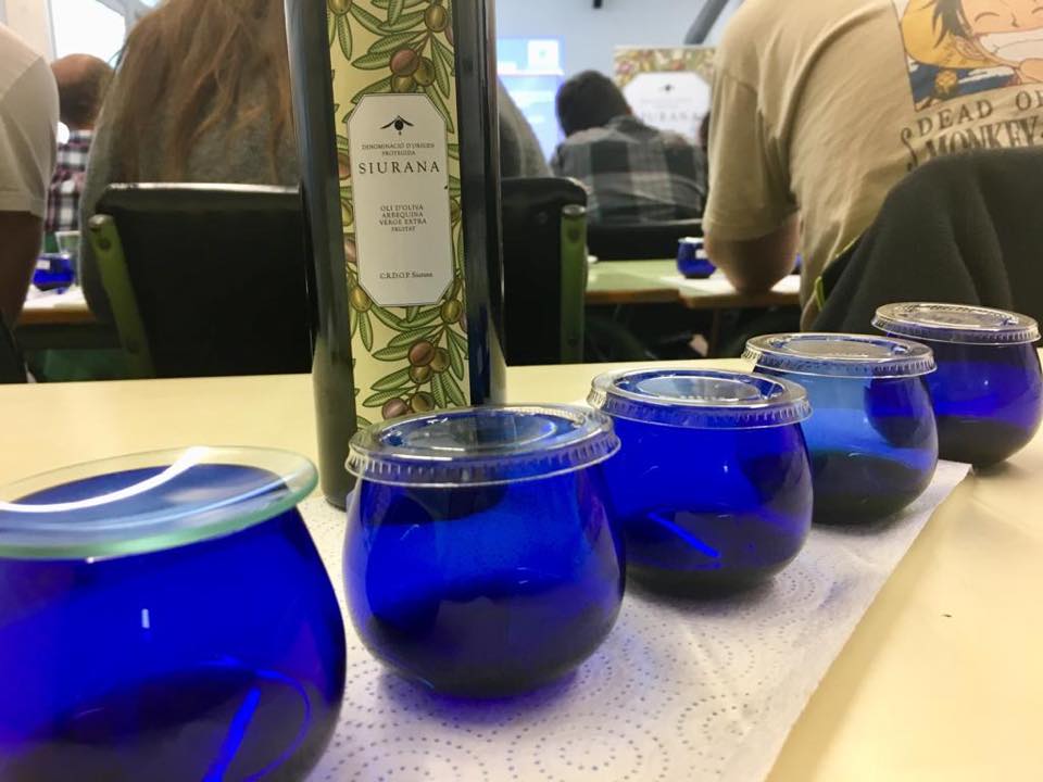 DOP_Siurana's tweet photo. A l'Escola d'Hosteleria de #Sitges fent pedagogia, salut i cuina amb #oove @DOP_Siurana Un dia complert amb menú gastronòmic al restaurant #Sitja #socsiurana https://t.co/6aH9B3iKIT