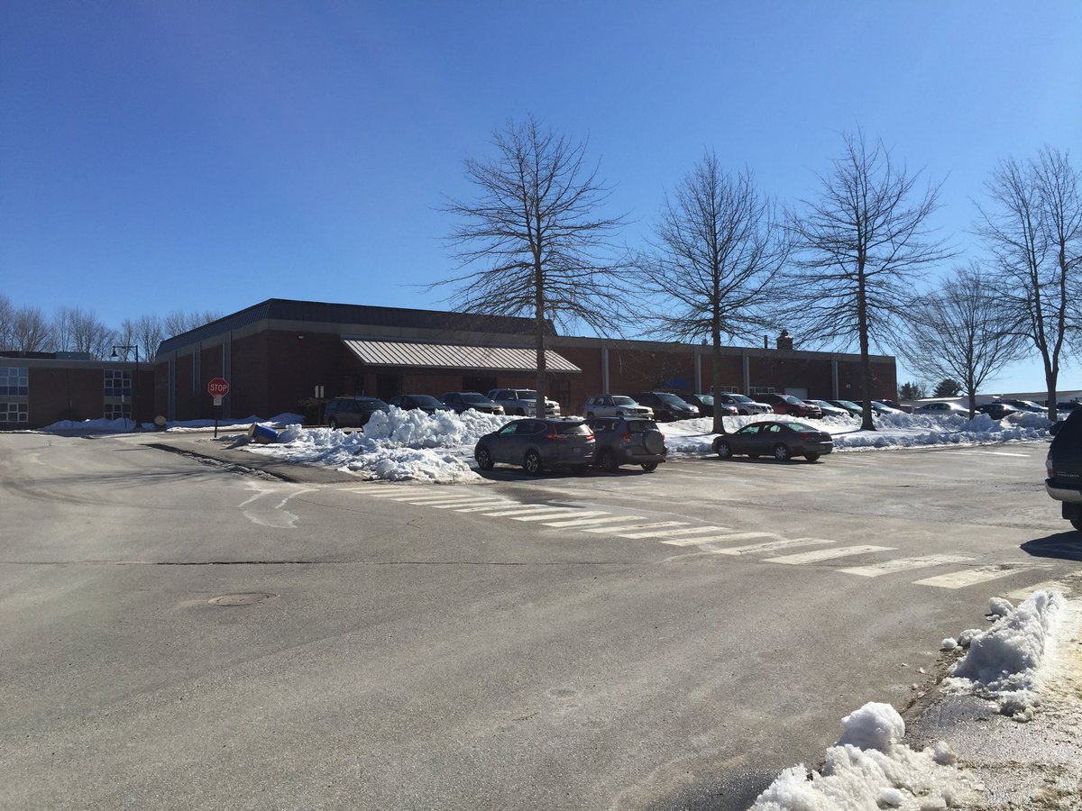 ShannonMossTV's tweet photo. Saco Middle School is closed today. One of their beloved teachers, Robin Stinson died in a car accident yesterday. She was driving home when she suffered a medical event. Teachers and staff are gathering to share their grief. #NEWSCENTERMaine https://t.co/xtquLMEN9P