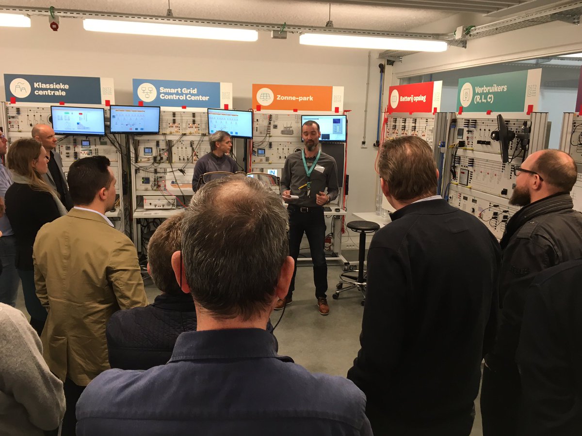 schoolbytesbe's tweet photo. Uitleg van @TomNijsen en @flux_50 over het smartgrid @T2campus #lablaunch https://t.co/KK7VGtVBEg