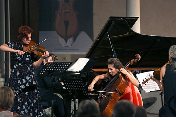 Due grandi musiciste, dall'ultima edizione di #PietrasantaInConcerto, era il 21 luglio 2018, #JingZhao al #violoncello #SvetlanaMakarova al #violino stavano suonando la prima esecuzione mondiale di #Middleheim di #GiyaKancheli.
