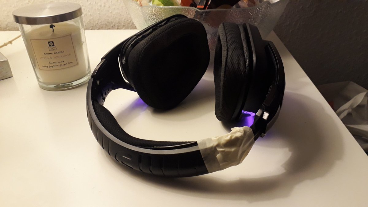 ItsNerdia's tweet photo. My headset cracked in half, but it's okay cause I fixed it. #handyAF https://t.co/hlDGmKQzkr