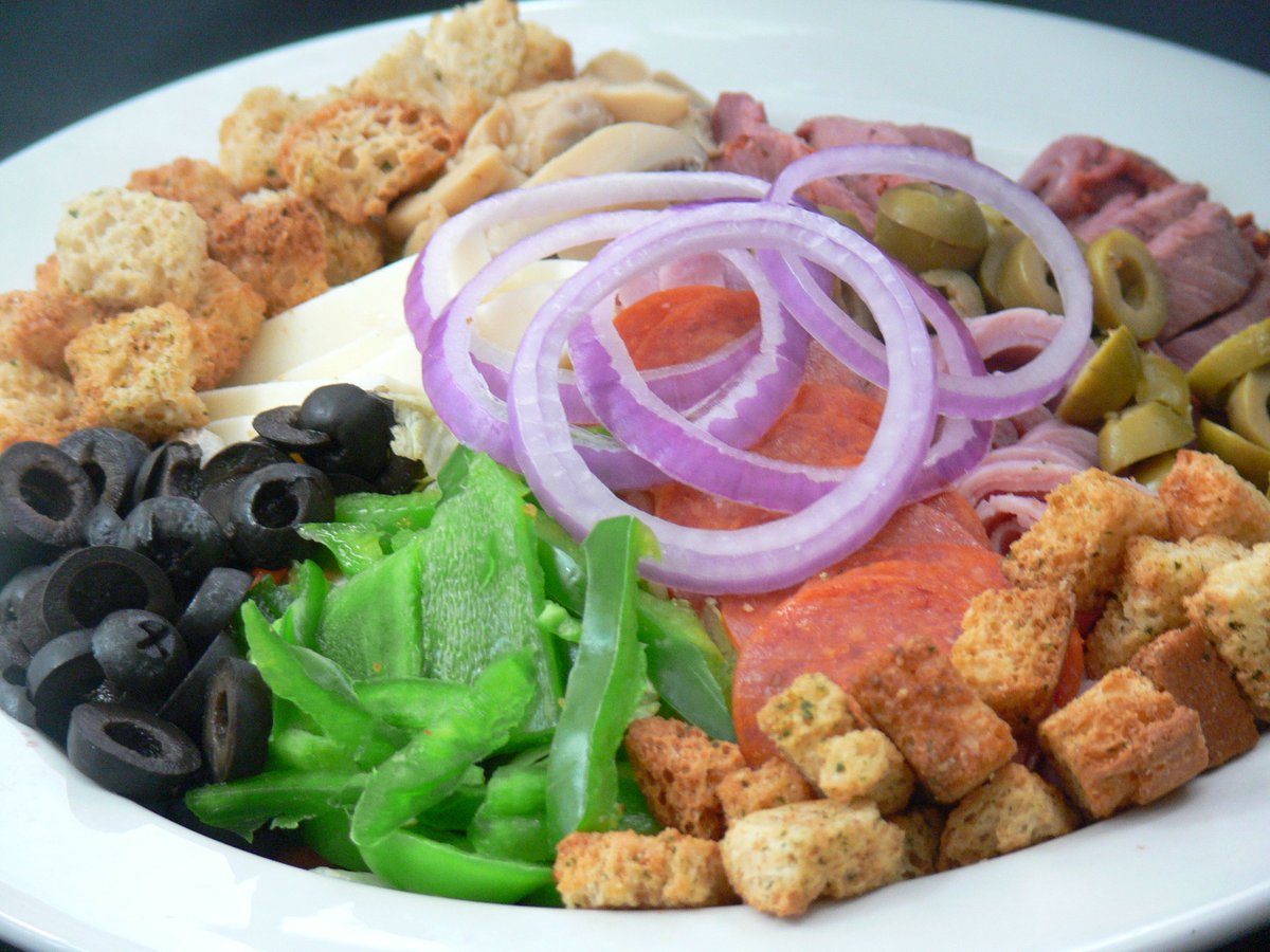 FlosPizzeria's tweet photo. Change it up once in a while and try a salad from Flo's! https://t.co/6Ra6eghyrX