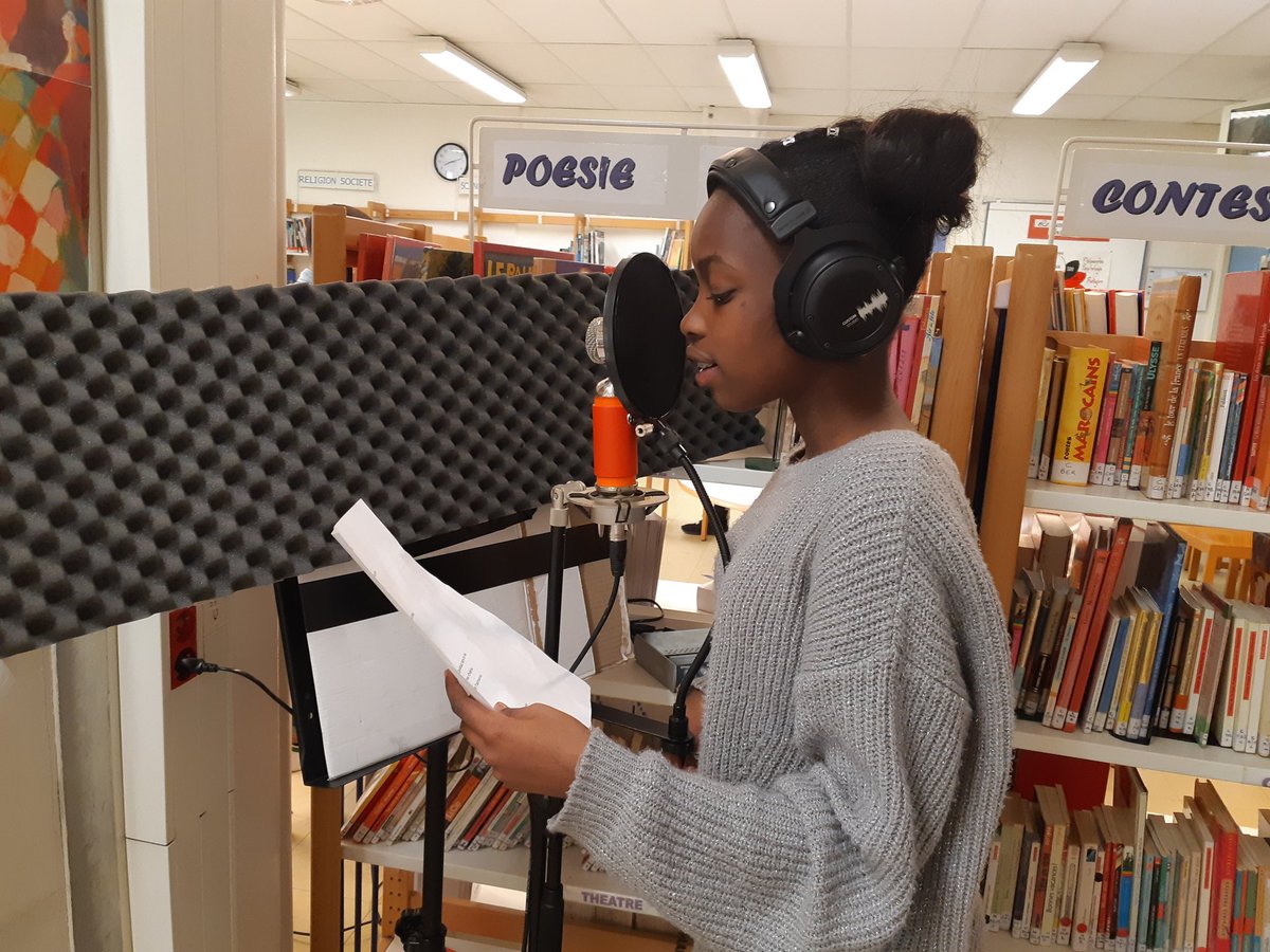 ClgPhilCannes's tweet photo. Après avoir retravaillé leurs textes avec l'aide de Sam, les élèves ont pu enregistrer grâce au studio "mobile" installé par Victor, l'ingénieur son du studio d'enregistrement de la @MJCPicaud, sous l'oeil attentif de Farès. #EAC @villecannes @AcademieNice https://t.co/SGhDKFBsvd
