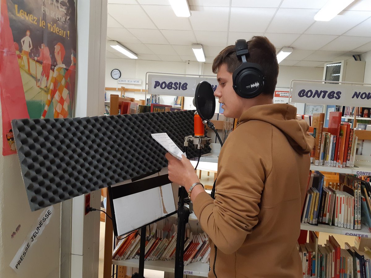 ClgPhilCannes's tweet photo. Après avoir retravaillé leurs textes avec l'aide de Sam, les élèves ont pu enregistrer grâce au studio "mobile" installé par Victor, l'ingénieur son du studio d'enregistrement de la @MJCPicaud, sous l'oeil attentif de Farès. #EAC @villecannes @AcademieNice https://t.co/SGhDKFBsvd
