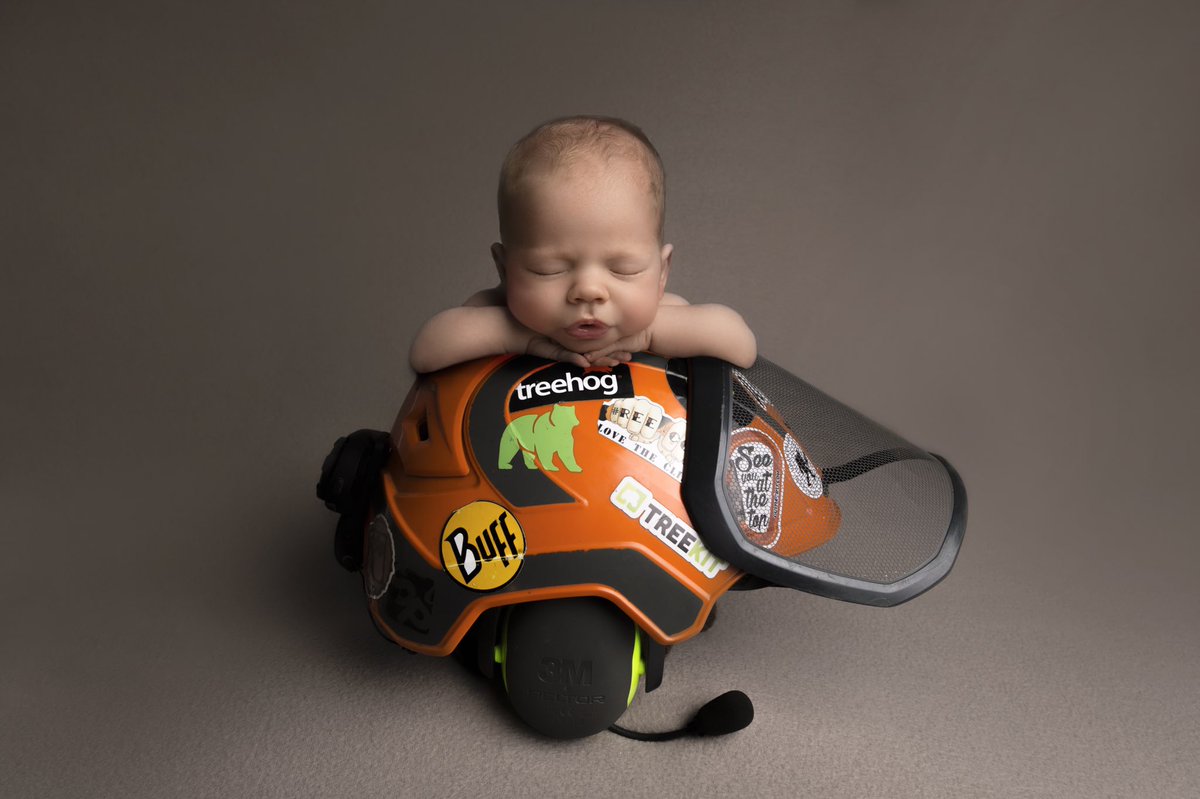snstrees's tweet photo. Look at this dude Don’t worry he will grow into it From some photos we had done of my little man had to have one with daddy’s work helmet #teamsnstrees #teamsns #family #son #snstrees @Reecoil_dot_com #bearvalley #buff #treehog @TreekitARB @protosintegral @3mpeltor @peltoruk https://t.co/5EULB1VDOr