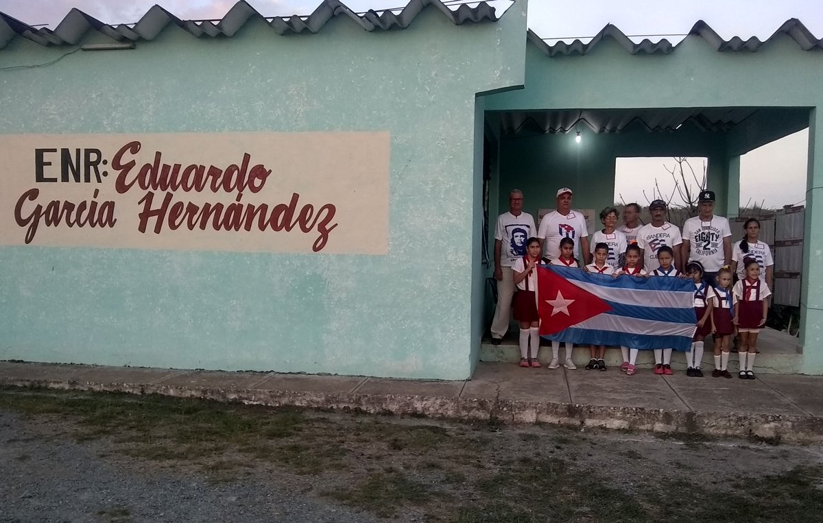 de_cbq's tweet photo. En el amanecer del 24 de febrero en la circunscripción 77, colegio electoral #1  de Santa Clara, se rompió el corojo, con la misma bandera y con los nuevos mambises.!!!! https://t.co/7RNxaQY7fV