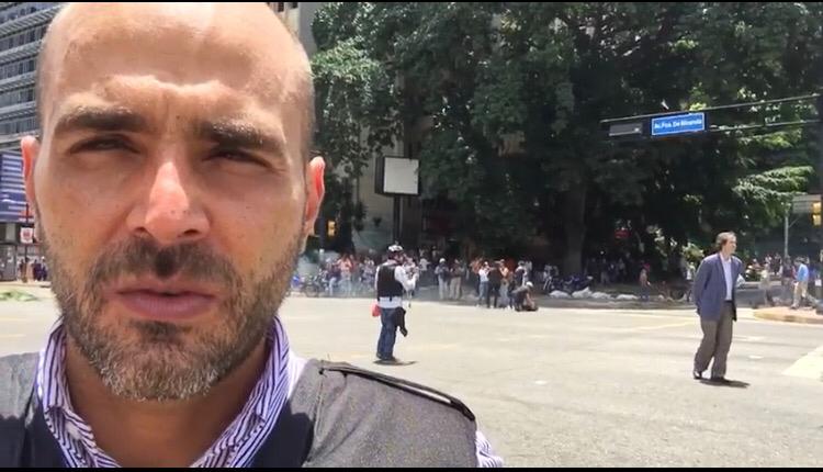 sntpvenezuela's tweet photo. #AlertaSNTP | Daniel Garrido, reportero de @TelemundoNews, apareció luego de ser ruleteado, incomunicado por 8 horas y robado por funcionarios del Sebin. 

#26Feb https://t.co/5CxebzyGTj