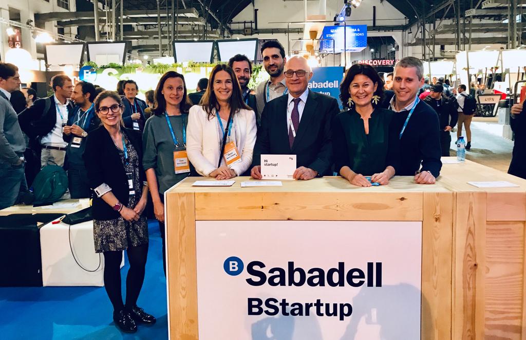 #4YFN19 | Josep Oliu, presidente de <a href="/BancoSabadell/">Banco Sabadell</a>, en su visita al <a href="/4YFN_MWC/">4YFN</a> junto al equipo <a href="/BStartup/">BStartup</a>, reafirmando su compromiso con la innovación y las #startups.