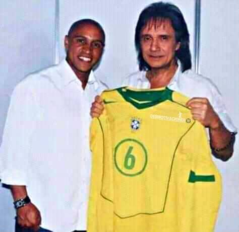 marisolglzz's tweet photo. ¡HISTÓRICO!

Roberto Carlos conociendo a Roberto Carlos en un concierto de Roberto Carlos, regalando una camisa de Roberto Carlos a Roberto Carlos.  😱😱😱 https://t.co/tSvVBNqhha
