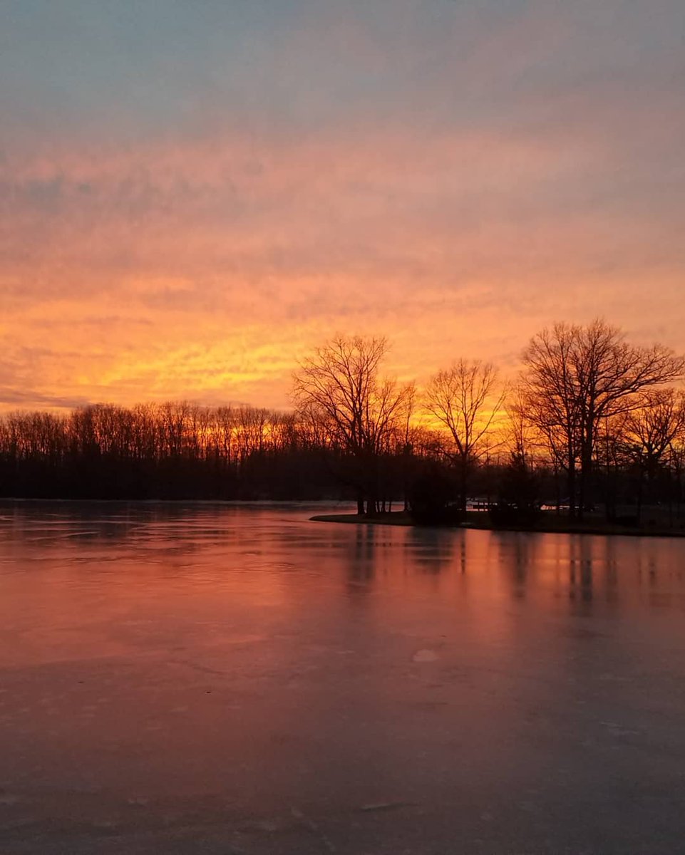 LakePlacidCCC's tweet photo. "Sunsets at the lake are the best!" We couldn't agree more! Thank you to our cook Betty for sharing this amazing sunset over a frozen Lake Placid.
* * *
#lpccc #frozenlake #lpcccsunset #sunset #indiana https://t.co/xjQ4wUq610