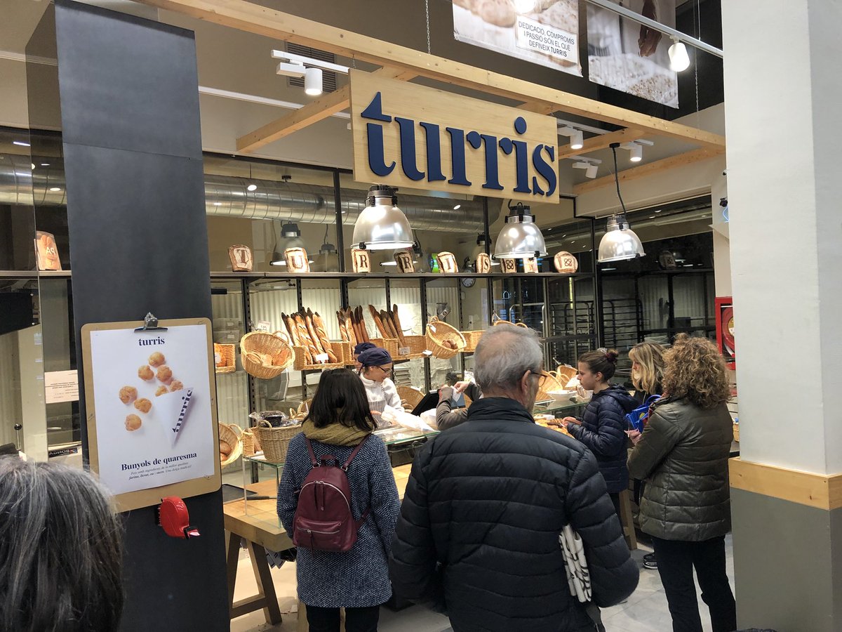 ¿Por qué siempre que hay una cola larga, solo sirve una persona mientras la otra arregla la vitrina?
<a href="/turrispanem/">Turris Oficial</a> #turrispoblenou <a href="/AmetllerOrigen/">Ametller Origen</a> #ametllerOrigen