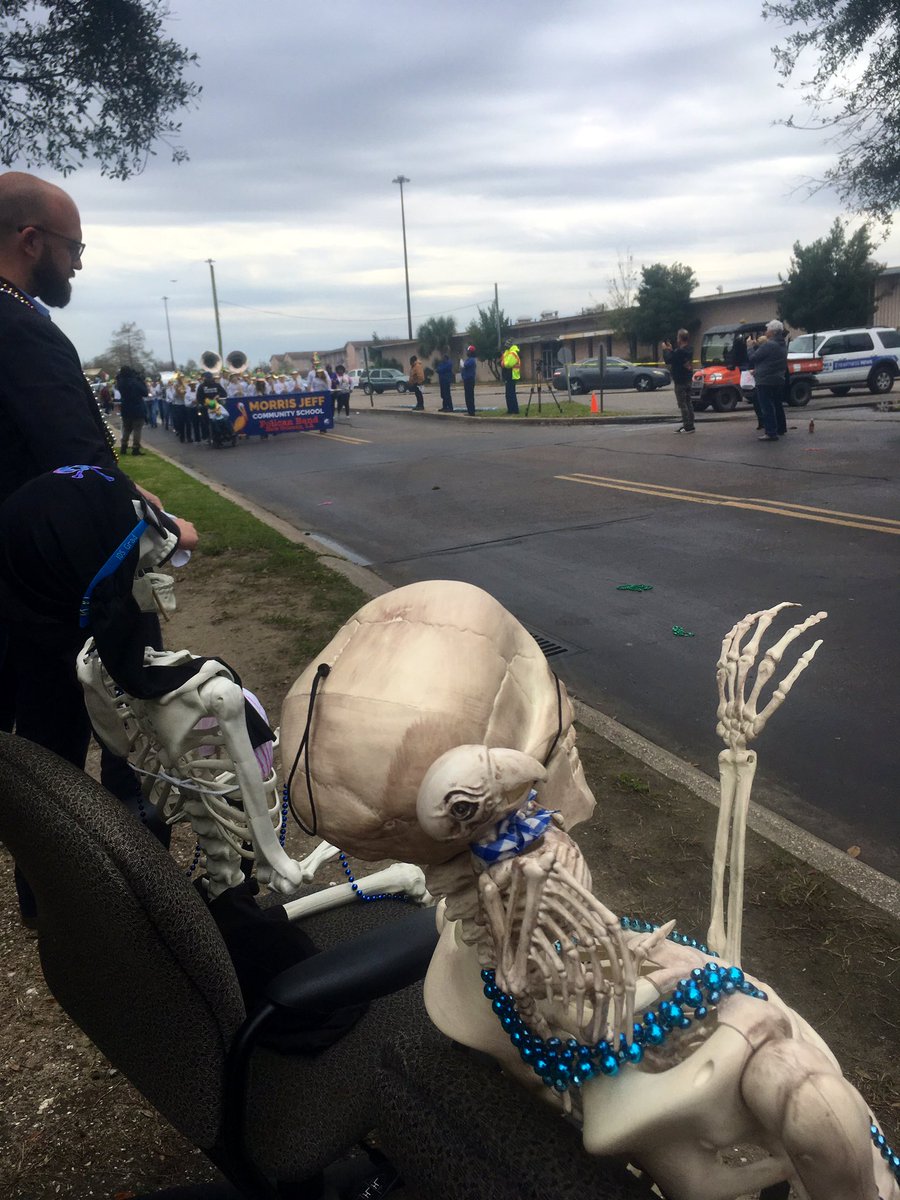 UNO_IDS's tweet photo. Cap’n Horace and First Mate Rose represent IDS at the Krewe of UNO parade  @UofNO @PrivateerHorace https://t.co/LGh5IgPkBb