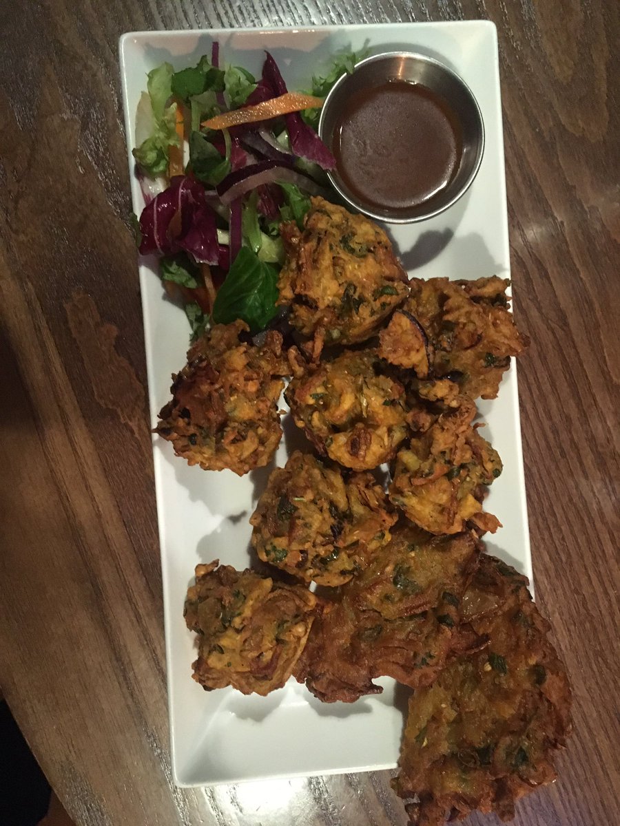 mogulindian's tweet photo. Pokaras, whether you prefer veg or chicken, are a lovely starter before your main meal. #Mogul #Greenwich #Eat #SE10 #Takeaway #order #lovefood #curry #southlondon #Restaurant #foodpic https://t.co/UyqYPYCjOI