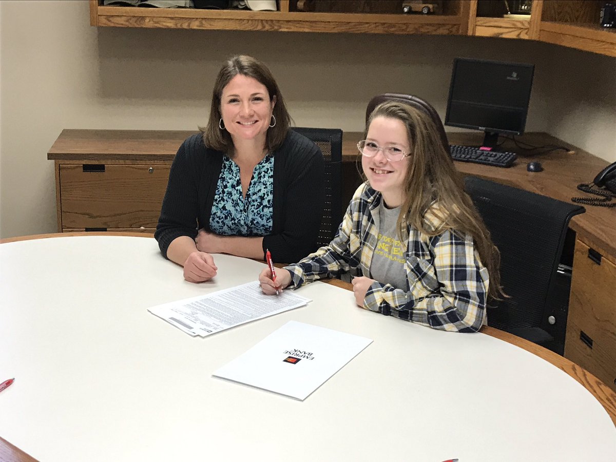 HillsboroTrojan's tweet photo. Hillsboro Entrepreneurship students pitching their business ideas at Hillsboro @EmpriseBank and Hillsboro State Bank. #imagine410 #PBL #communityconnections https://t.co/bQDCVfn3OX