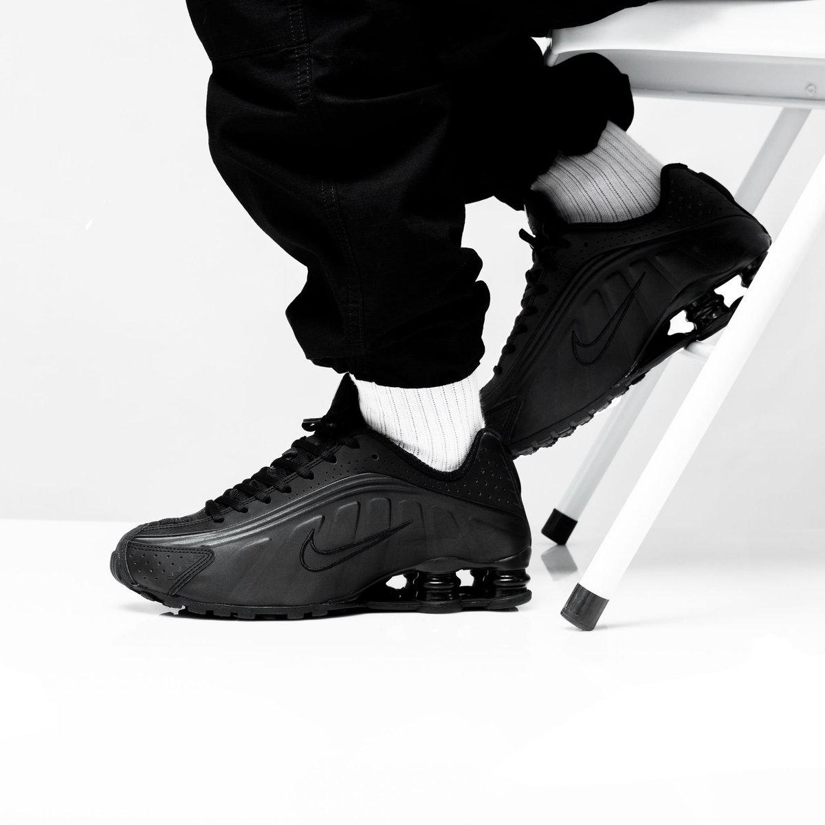 shox r4 triple black