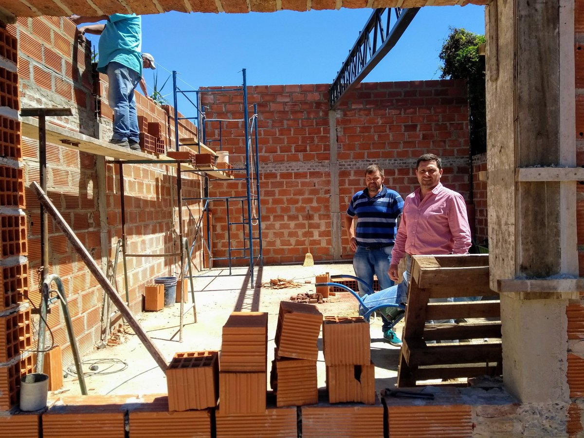 Junto al Consejero Escolar Fredy Manzotti recorriendo la construcción de un SUM en el edificio de la Escuela N°1 "Ricardo Gutiérrez". 
#cadadiacuenta #6demarzovolvemosaclases <a href="/baeducacion/">Educación PBA</a> @gabrielszinny