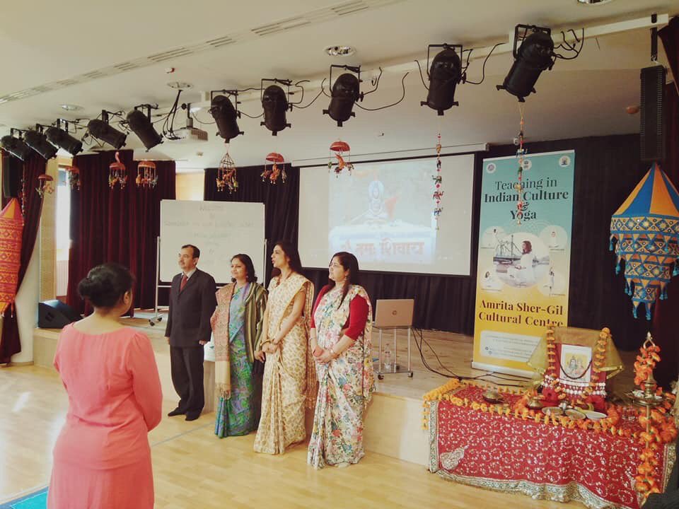 TanujaShankar's tweet photo. #Shiva #Indianculture #TIC #teachinginindianculture #mudras #bandhas #Shivratri2019 #yogalife importance of Shiva & Relation with #yoga special workshop was conducted by @ankita01sood @BudapestIcc @IndiaInHungary #FullHouse #successful #Yogagoesglobal #HungaryIndia @MEAIndia https://t.co/HEuk8DYO70