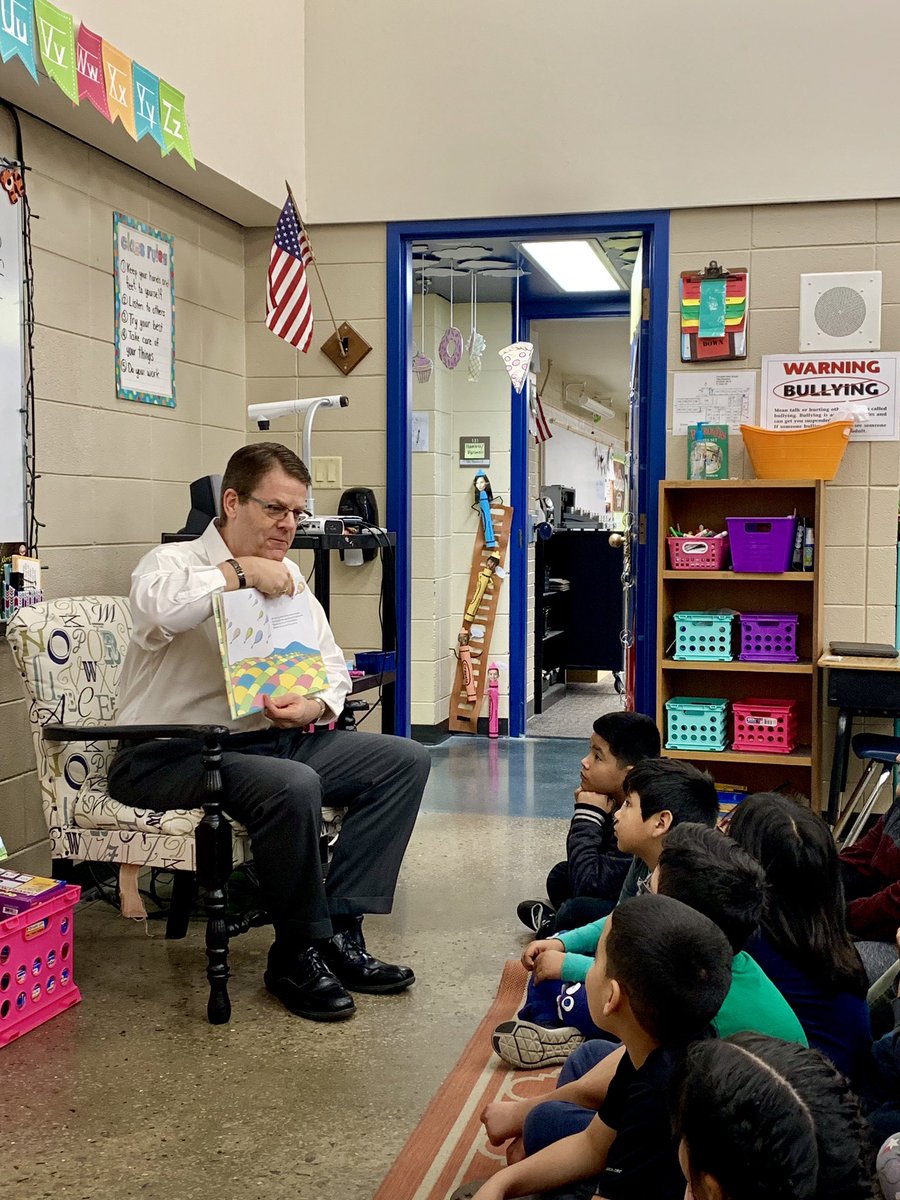 HollowayJerra's tweet photo. Thank you @5NEWSDarenBobb for being a guest reader in 2nd grade today! 📚 #ReadAcrossAmericaWeek #OhThePlacesYoullGo #DrSeuss https://t.co/Su4vSNdRvV