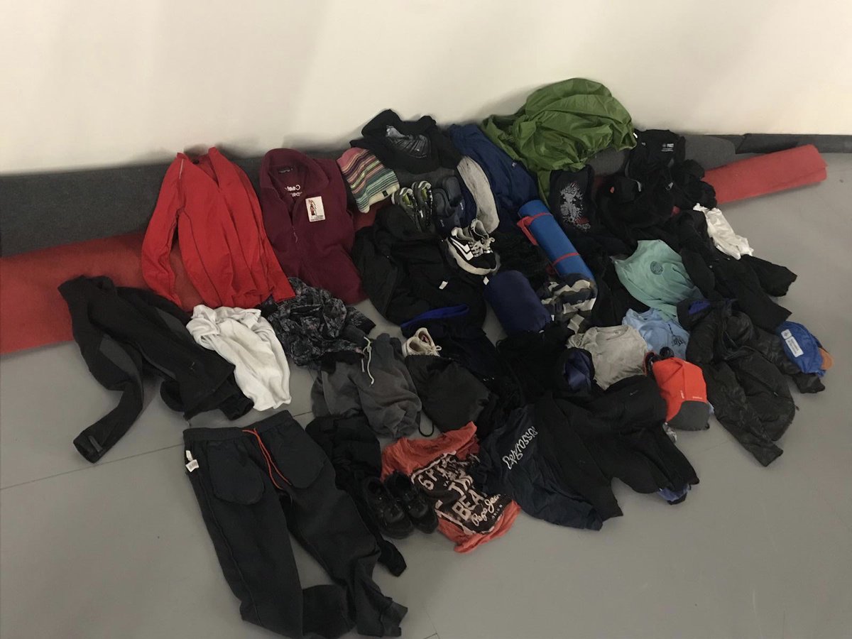 Aquí teniu la paradeta dels objectes perduts durant el #torneigcdberga. 🕵🏼‍♀️🕵🏼‍♂️ Si hi ha alguna cosa vostra, la podeu passar a buscar al local dels <a href="/cdberga/">Castellers de Berga</a> (Cine Catalunya)! Encara com ningú es va deixar el cap... 🙈🙉🙊 #intercasteller #castellers #Berga